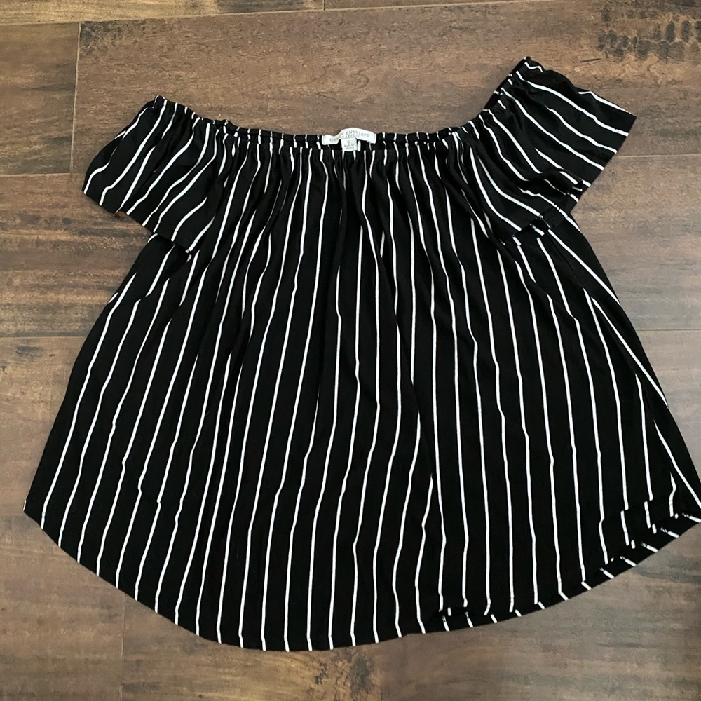 Women’s black and white top